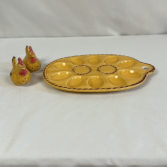 Vintage Egg Dish with Chicken Salt and Pepper Shakers - Picture 2 of 16